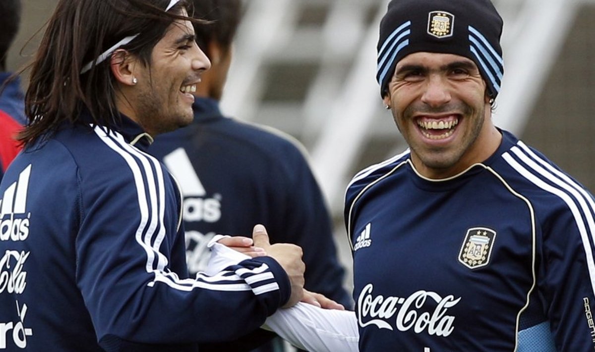 Argentina ründeäss Carlos Tevez on teel Madridi Reali, jalgpall