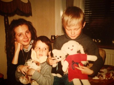 Suune (paremal) koos venna ja emaga Rootsis 1983.aastal