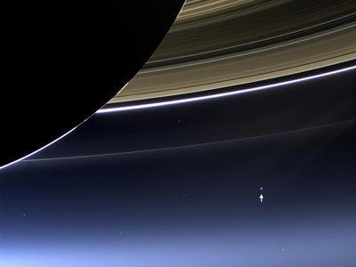Saturn ja Maa. 