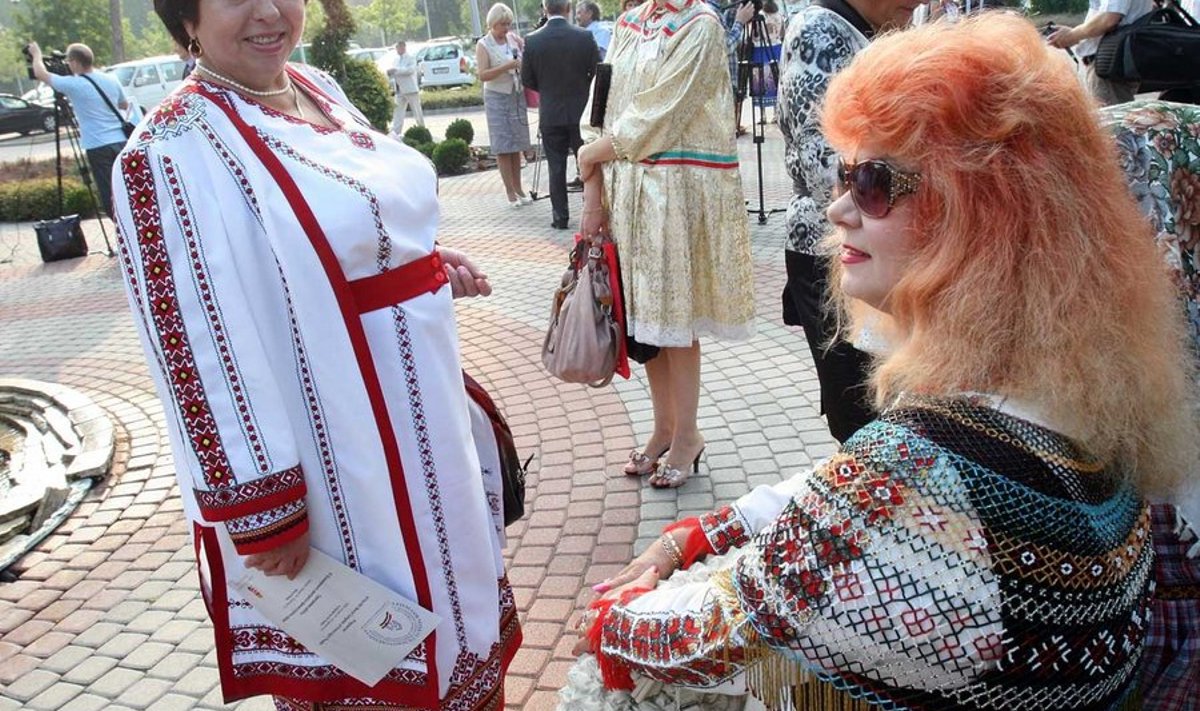 Mordva rahvakunstniku Niina Markova (paremal) eest ülistab vabariigi edusamme „juhuslikult” ligi astunud agitaator. (Foto: Rein Sikk)