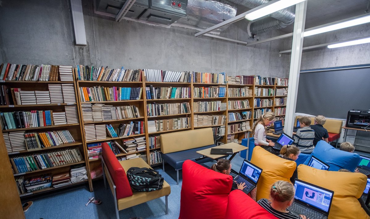 Pelgulinna Gümnaasiumi drooniklass-raamatukogu.