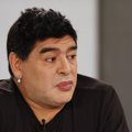FOTOD: Mis toimub? Diego Maradona kannab kõrvarõngaid ja värvib huuli