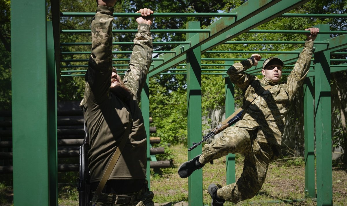 TREENINGUL: Värskelt mobiliseeritud Ukraina sõdurid Kiievi treeninglaagris.