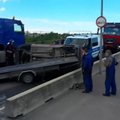 VIDEO: Haagisega veoki juht kaotas viaduktil sõiduki üle kontrolli