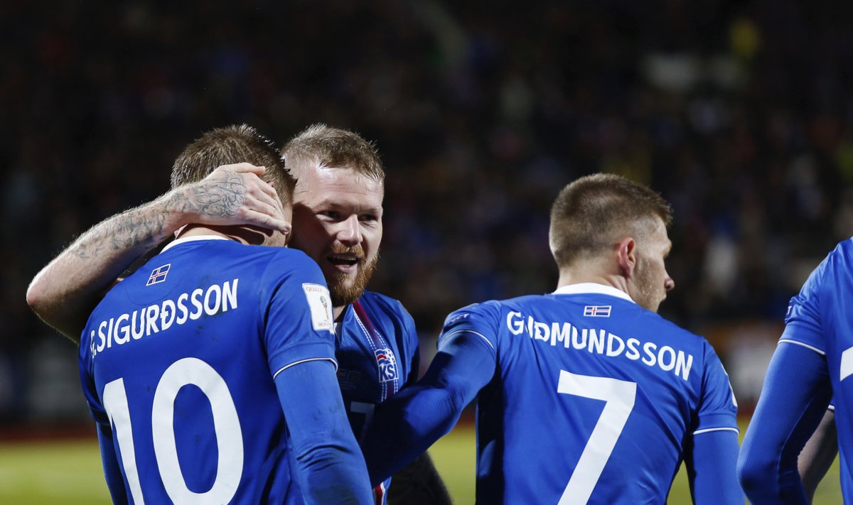 Islandi mängijad väravat tähistamas