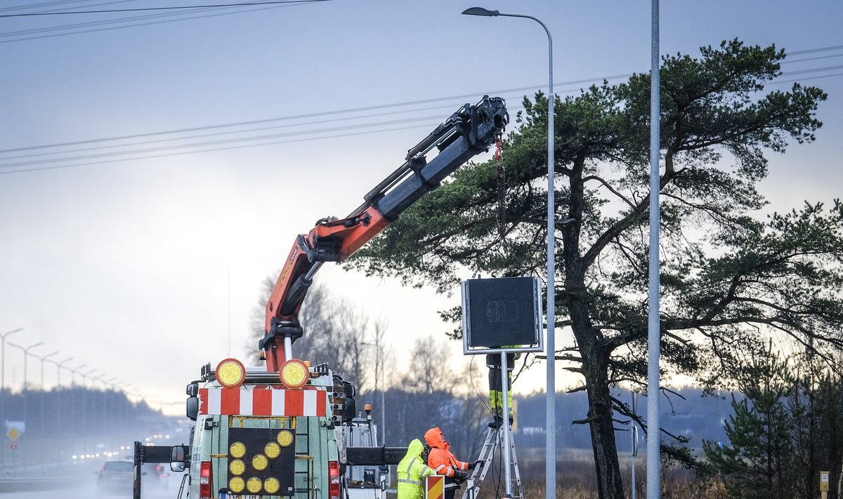 Elektrooniliste liiklusmärkide paigaldamine Tallinna–Pärnu maanteel