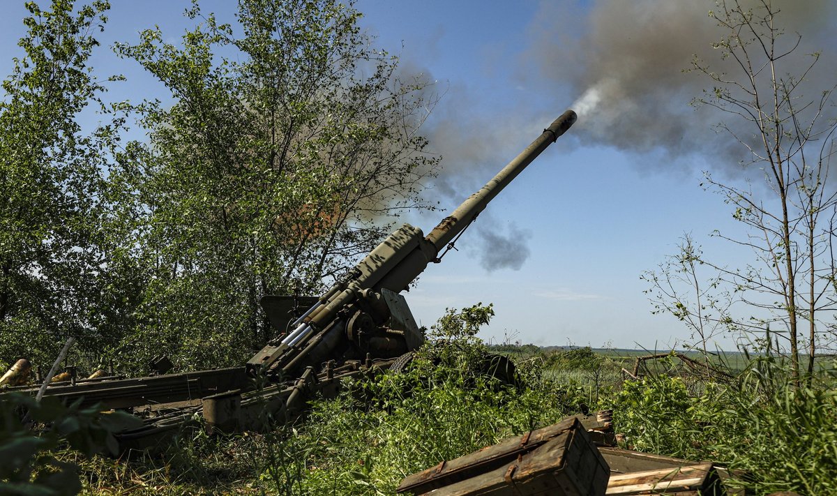 LASKEMOONA VEEL JAGUB: Isehakanud Donetski Rahvavabariigi võitlejad juuni alguses haubitsast 2A36 Giatsint-B Ukraina vägesid tulistamas.