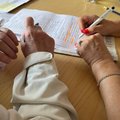 РЕПОРТАЖ | Латвия и граждане РФ: как пенсионеры с ВНЖ отчаянно пытаются собрать документы