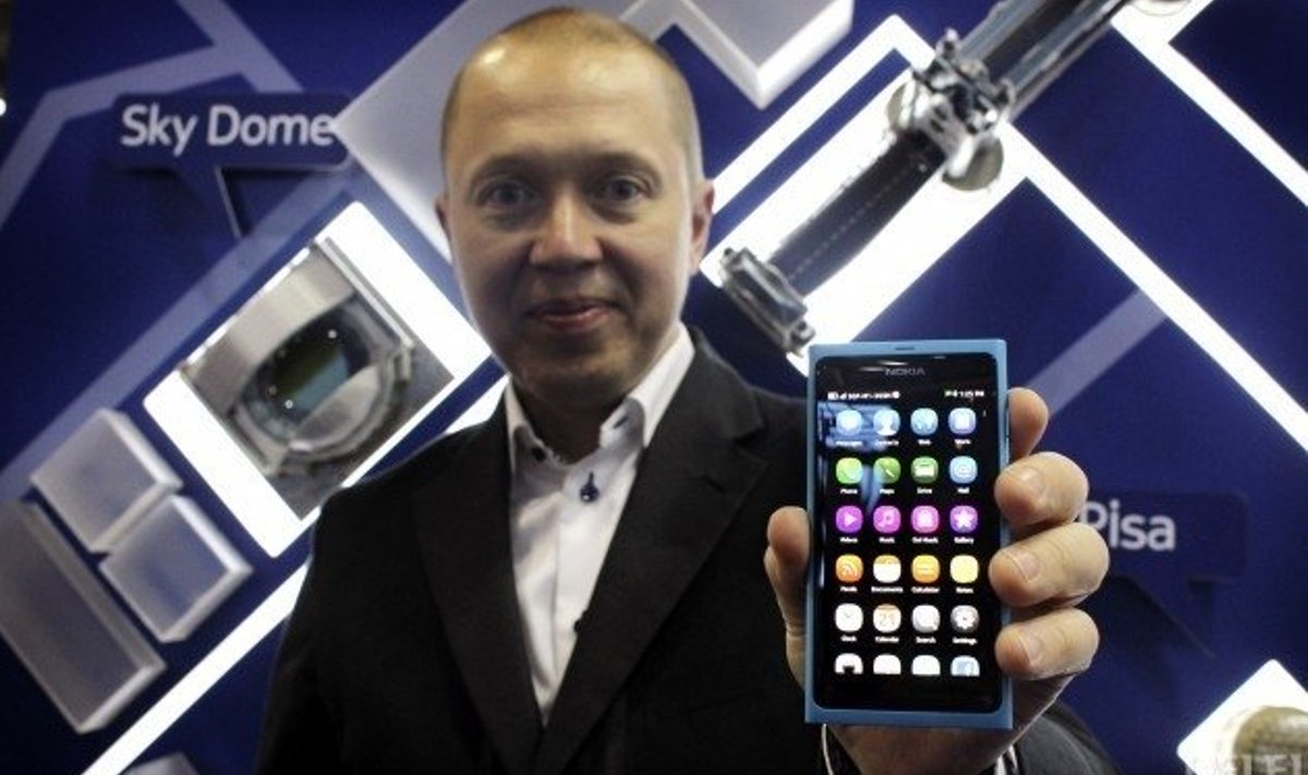 Nokia disainipealikke Marko Ahtisaari uue N9'ga Singapuris. Foto: Wong Maye-E, AP