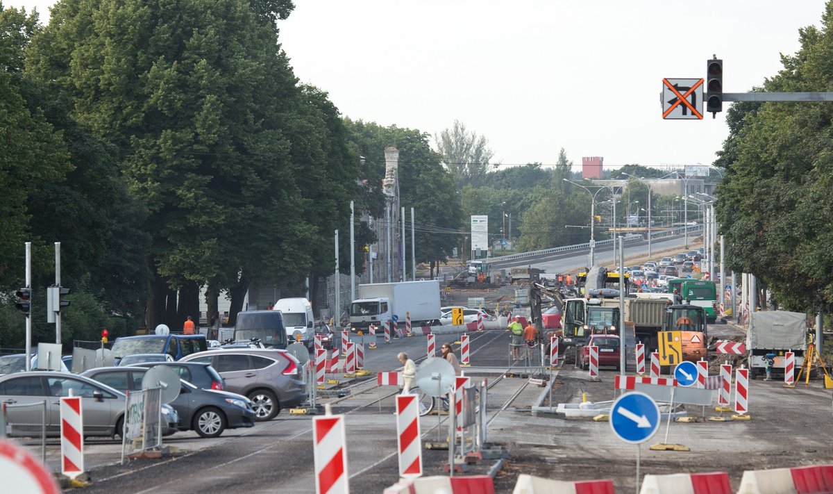 Pärnu maantee – Liivalaia tänava ristmikul asfalteerimistööd