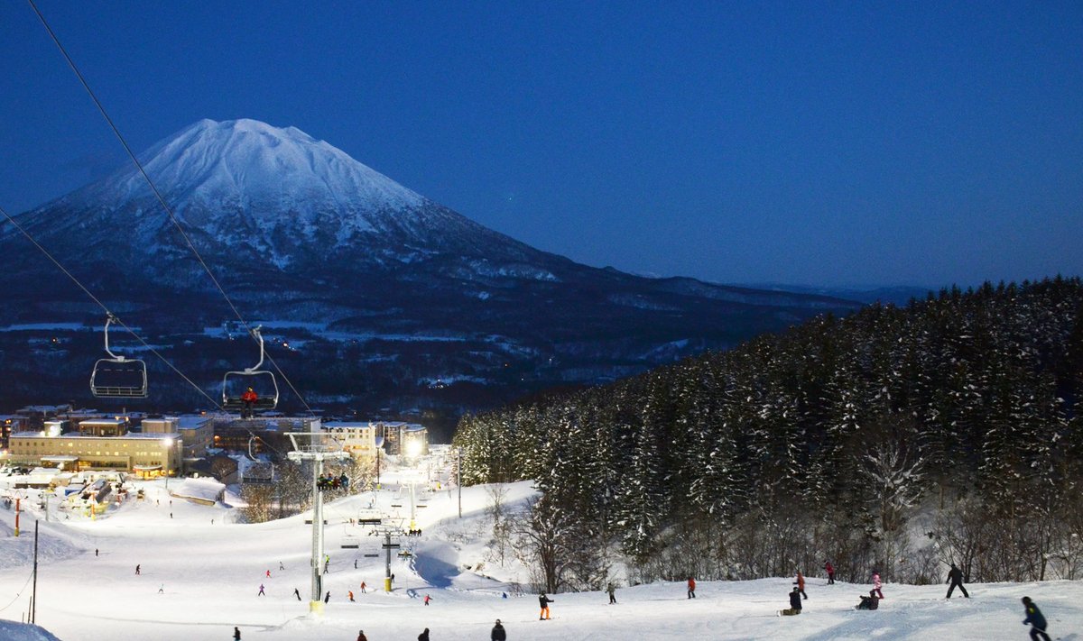 Niseko Grand Hirafu Ski Resort mahedas õhtupäikeses.