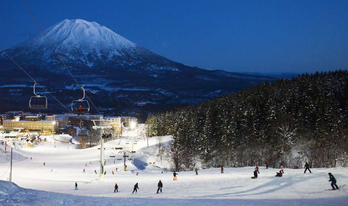 Niseko Grand Hirafu Ski Resort mahedas õhtupäikeses.