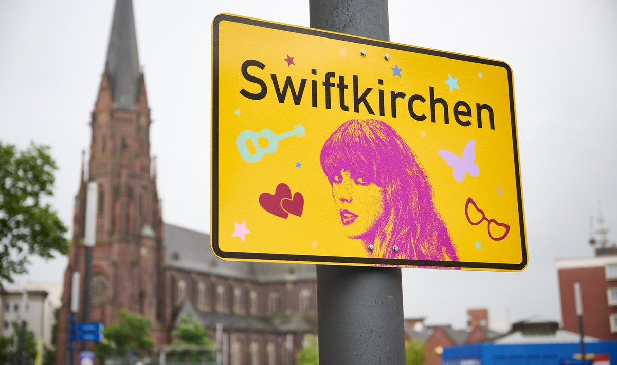 Place name sign "Swiftkirchen" in honor of Taylor Swift