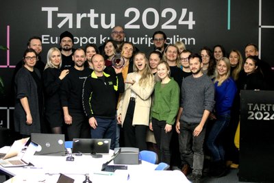Kultuuriaasta teatepulk on Tartusse jõudnud! Osa Tartu 2024 korraldustiimist koos auhinnaga.