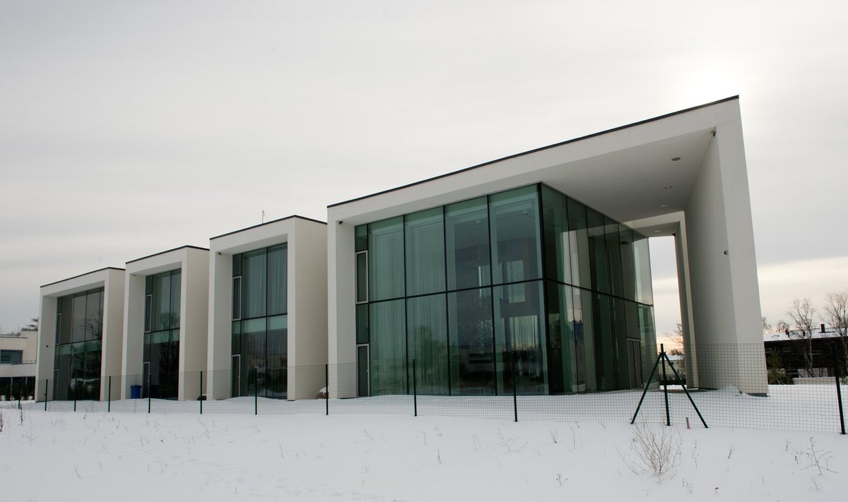 Arhitekt Meelis Pressi kavandatud monumentaalne villa Rohuneemes.