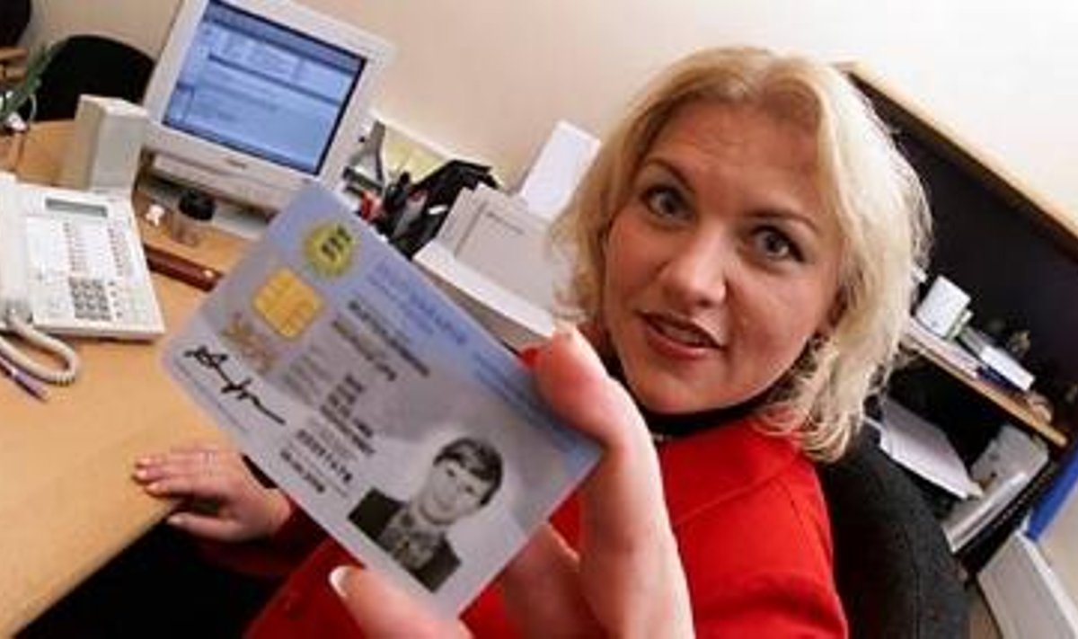 Siseministeeriumi avalike suhete juht Ilona Leib ID-kaardi n&#228;idisega