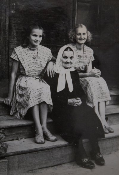 Aino koos vanaema ja õde Astaga (pildil vasakul)