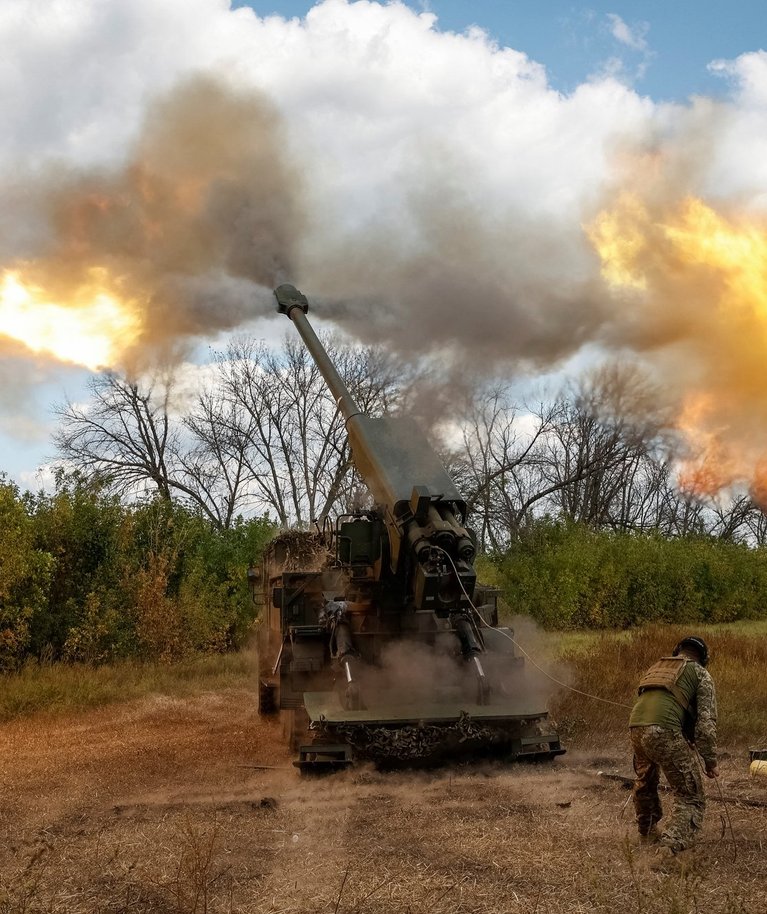Ukraina sõjaväelased tulistamas iseliikuvast haubitsast 2S22 Bohdana Vene vägede suunas. Foto tehtud 13. septembril 2023.