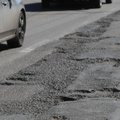 ФОТО: Таллинн обещал отремонтировать основные магистрали к 15 мая, но на важных дорогах до сих пор ямы