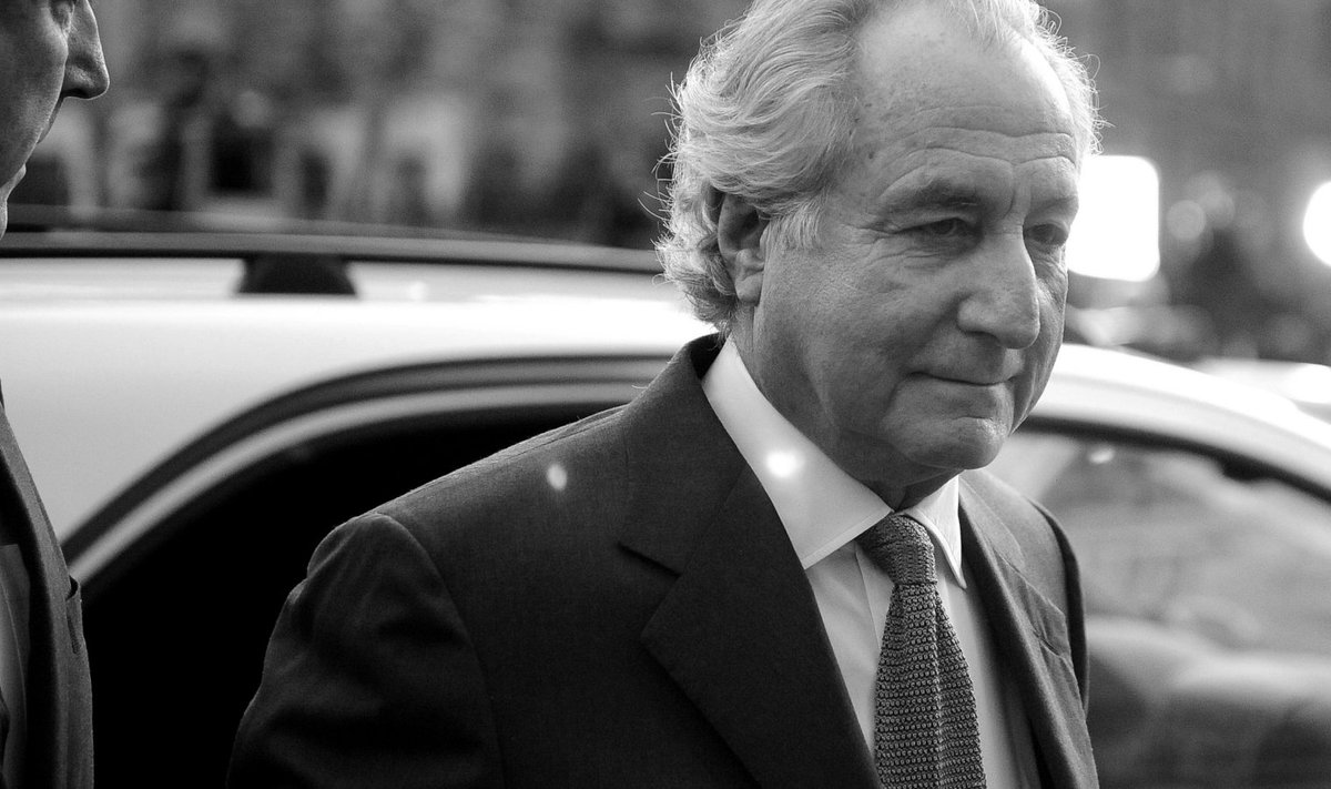 Bernie Madoff 2009. aastal kohtusse sisenemas