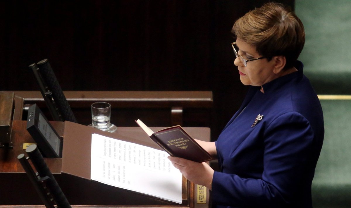 Poola peaminister Beata Szydło luges möödunud reedel parlamendi ees ette Poola põhiseadust ja kuulutas, et riik on peagi Brüsselist saabuva kirja tõttu suurde ohtu sattunud.
