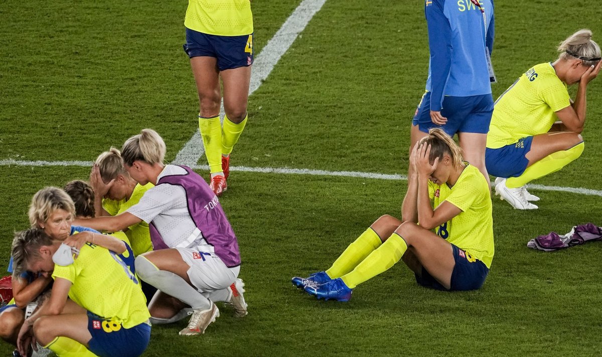 Rootsi naised pisarates. Penaltiseerias oli kahel korral võimalik pall sisse lüüa ja sellega olümpiavõit endale tuua, ent närvid ei pidanud vastu.