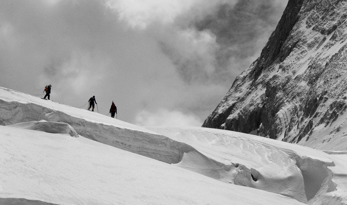 Allan Valge foto Gasherbrum I-lt. Kolm alpinisti teel unistuse poole, mis jäigi täitmata.