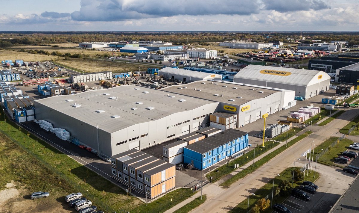 Ramirent Modular Factory AS-i tehases Rae vallas valmib 12 000 ruutmeetri suurusel katusealusel tootmispinnal 1500 majamoodulit aastas.