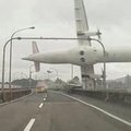 ВИДЕО и ФОТО: В Тайване пассажирский самолет протаранил мост и упал в реку — 12 человек погибло