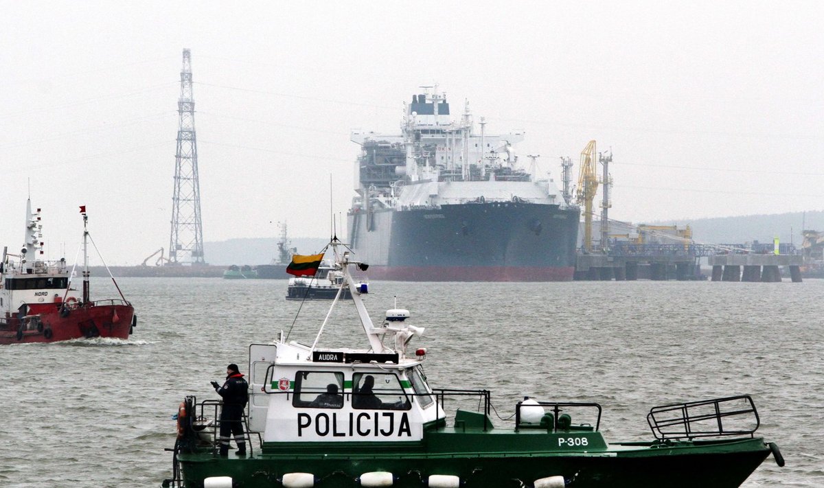 Leedu politsei patrullkaater valvab Klaipeda sadamas seisvat LNG tankerlaeva Independence, mida kasutatakse veeldatud gaasi terminalina.
