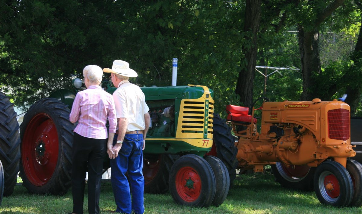 Vanapaar ja traktorid.