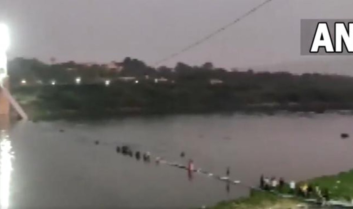 Vette kukkunud sild Indias