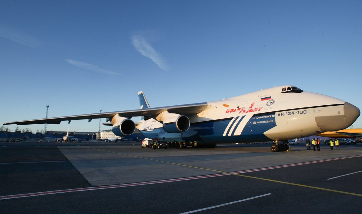 Kaubalennuk An-124 "Ruslan", mis võib vedada nii tanke, helikoptereid kui naftaplatvorme