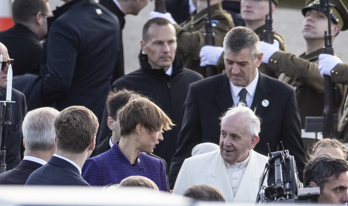 Kersti Kaljulaid paavsti tervitamas.