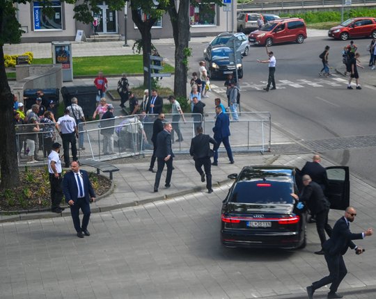OTSEBLOGI ja VIDEO | Slovakkia peaministrit Robert Ficot tulistati, ta toimetati helikopteriga haiglasse