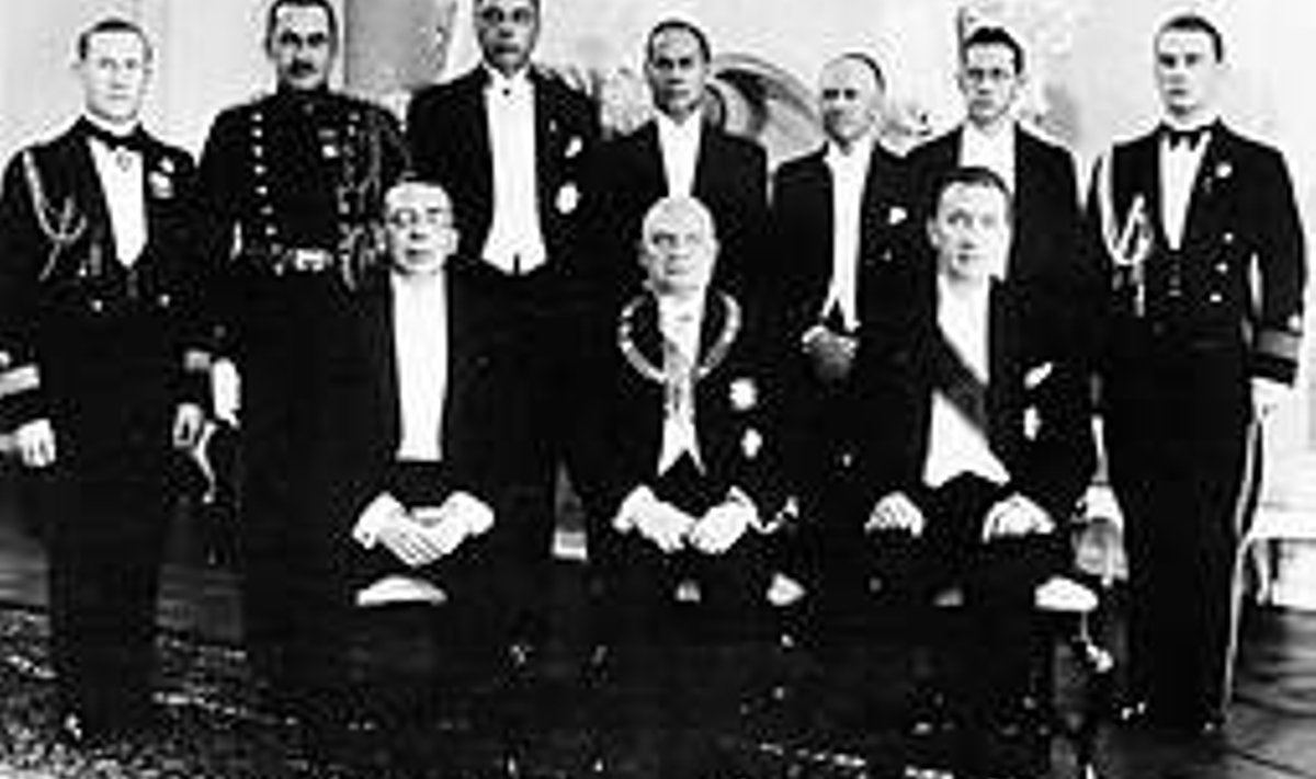 PRESIDENDI JUURES: Ameerika Ühendriikide suursaadik Eesti Vabariigis John C. Wiley (esireas vasakult esimene) pärast volituste üleandmist president Konstantin Pätsile Kadriorus 24.novembril 1938. REPRO