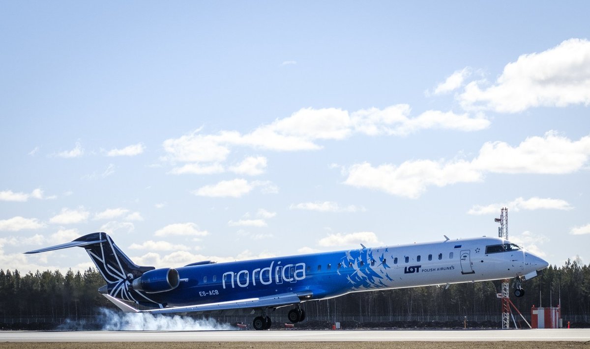 Bombardier CRJ700 õhku tõusmine Tallinna Lennujaamast.