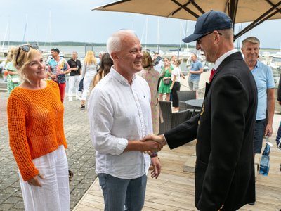 ÕNNITLUSED Viktor Siilatsit on koos abikaasa Anuga parasjagu õnnitlemas endine Pärnu linnapea, praegune riigikogu liige Toomas Kivimägi. 