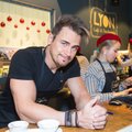 FOTOD: Cafe Lyoni külastajaid hea teeninduse ja lauluga võlunud Uku Suviste: teenindaja töö on mõnes mõttes sarnane artisti omaga