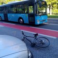 ФОТО | У площади Вабадузе велосипедист попал под машину