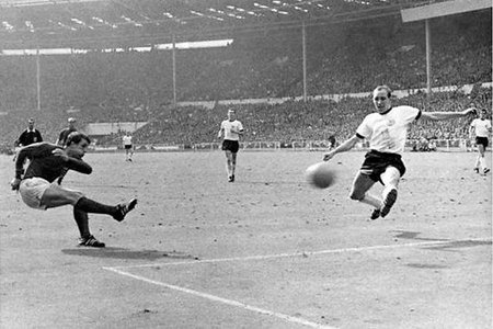 KÕIGE KURJA JUUR: Geoff Hurst põrutab 30. juulil 1966 kolmanda palli sakslaste väravalatti ja inglased tulevad maailmameistriks. Kõneainet on jätkunud juba 44 aastaks.