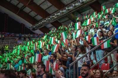 Itaalia fännid eilse mängu eel hümni laulmas. Täna Eesti aja järgi kell 22 kohtub Itaalia Perugias Serbiaga.