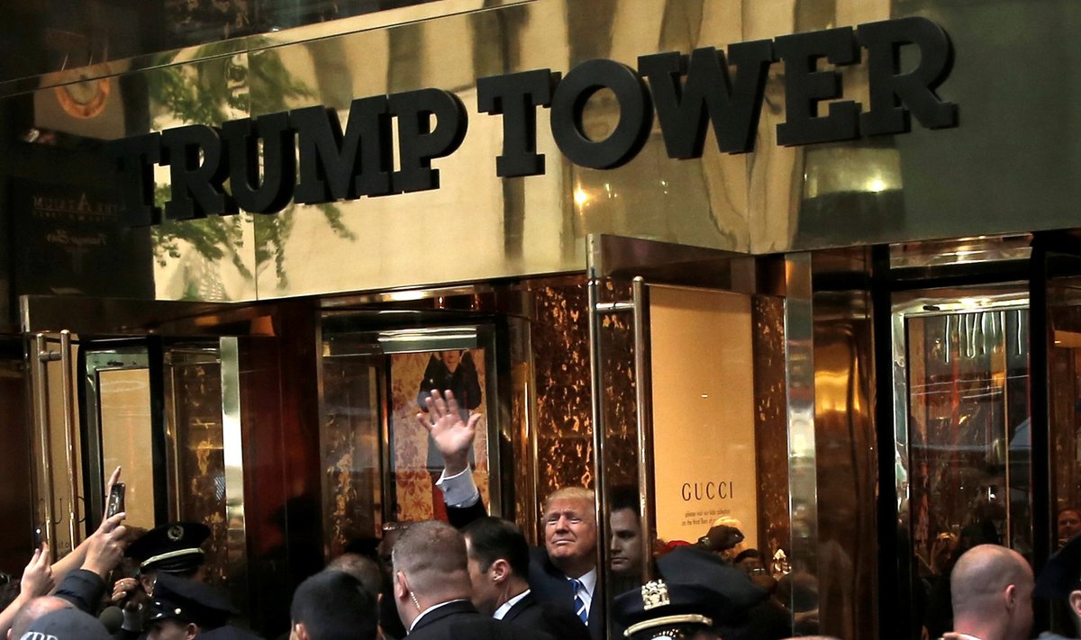 Pärast uue naistega seotud skandaali puhkemist varjus Donald Trump terveks nädalavahetuseks oma New Yorgi kõrghoone kontorisse. Ühel hetkel tuli ta ukse juurde kogunenud sadakonnale toetajale lehvitama. Öelda polnud tal midagi ja hetke pärast kadus ta taas.
