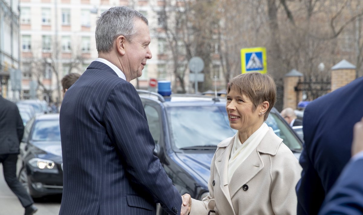 Kersti Kaljulaid saabub Eesti Moskva saatkonna avamisele, teda tervitab suursaadik Margus Laidre.
