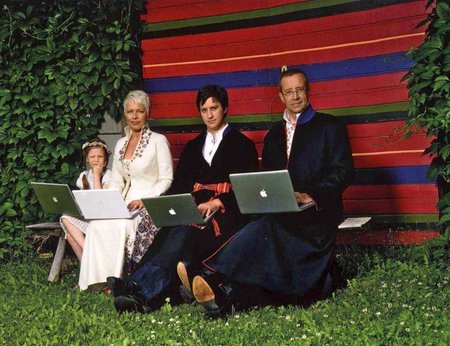 President 2009. aastal koos perega Ärma talus: Tütar Kadri Keiu, abikaasa Evelin ja poeg Luukas. (erakogu)