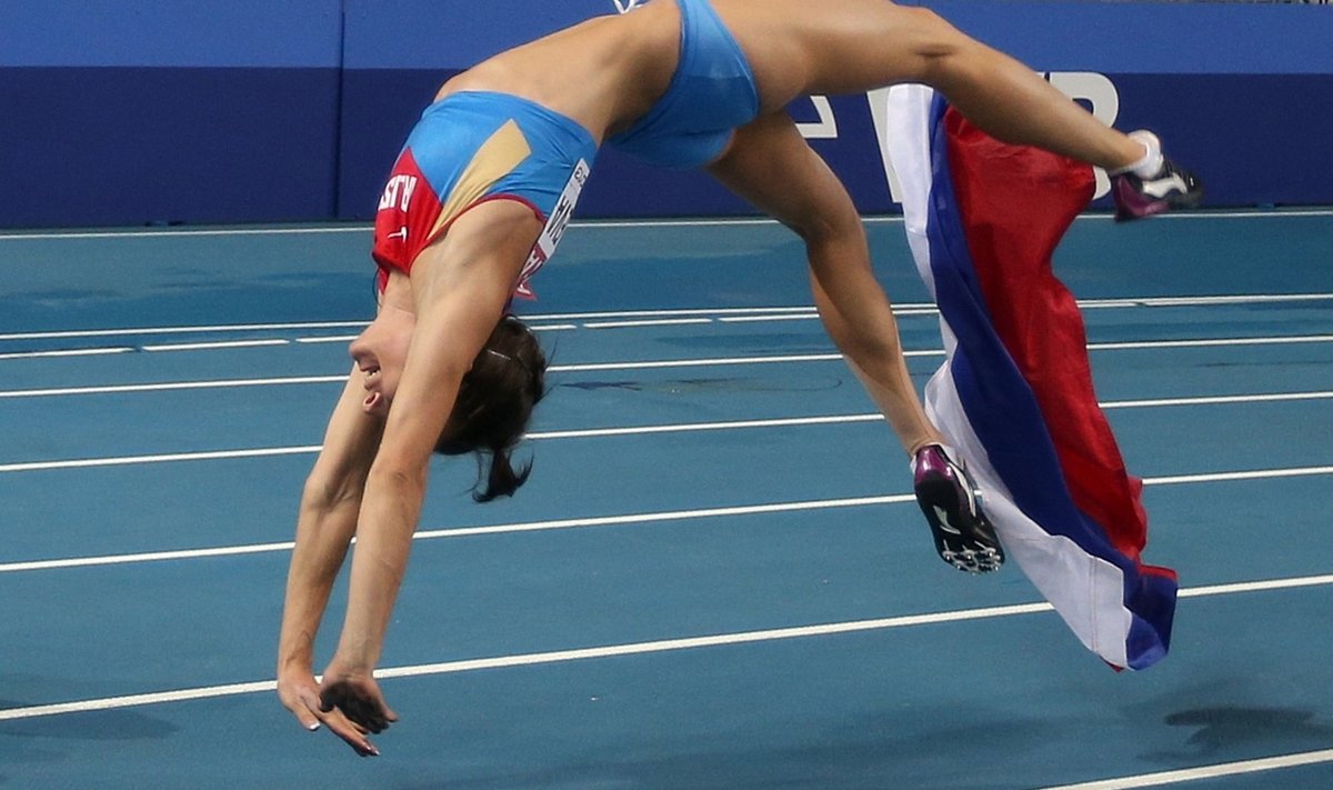 Jelena Issinbajeva tähistab 2013. aastal Moskva MM-il saavutatud võitu.