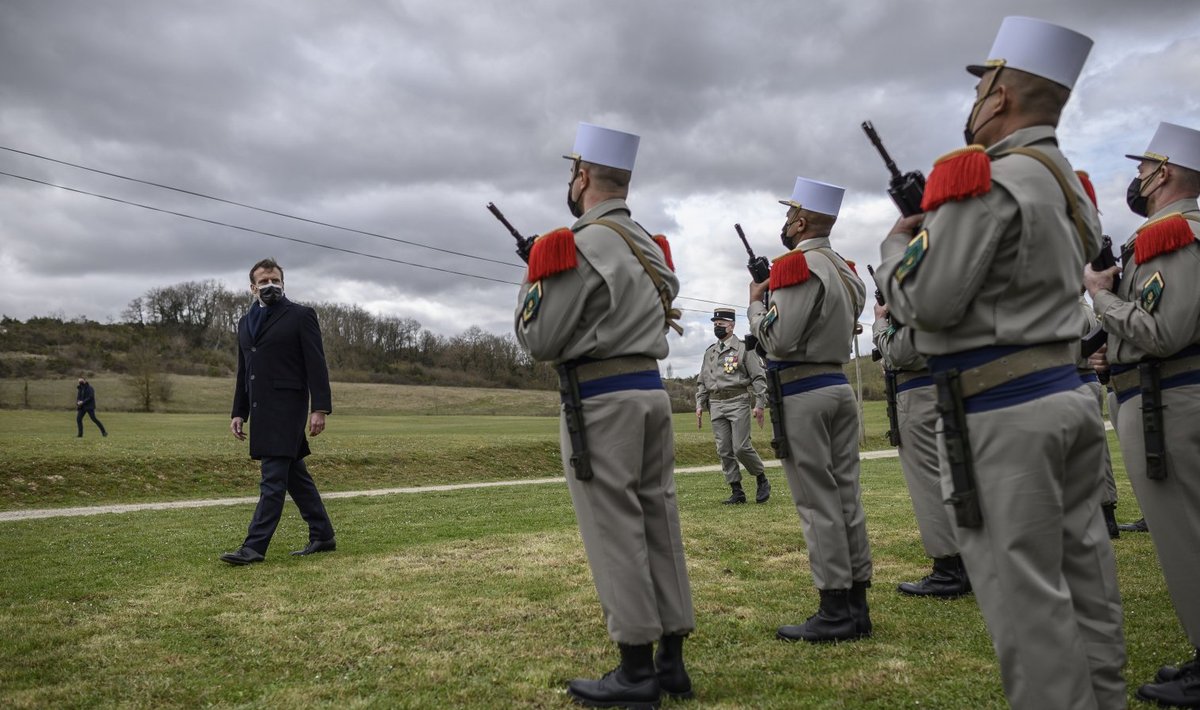 Prantsuse president Emmanuel Macron märtsis Auleegioni sõduritega