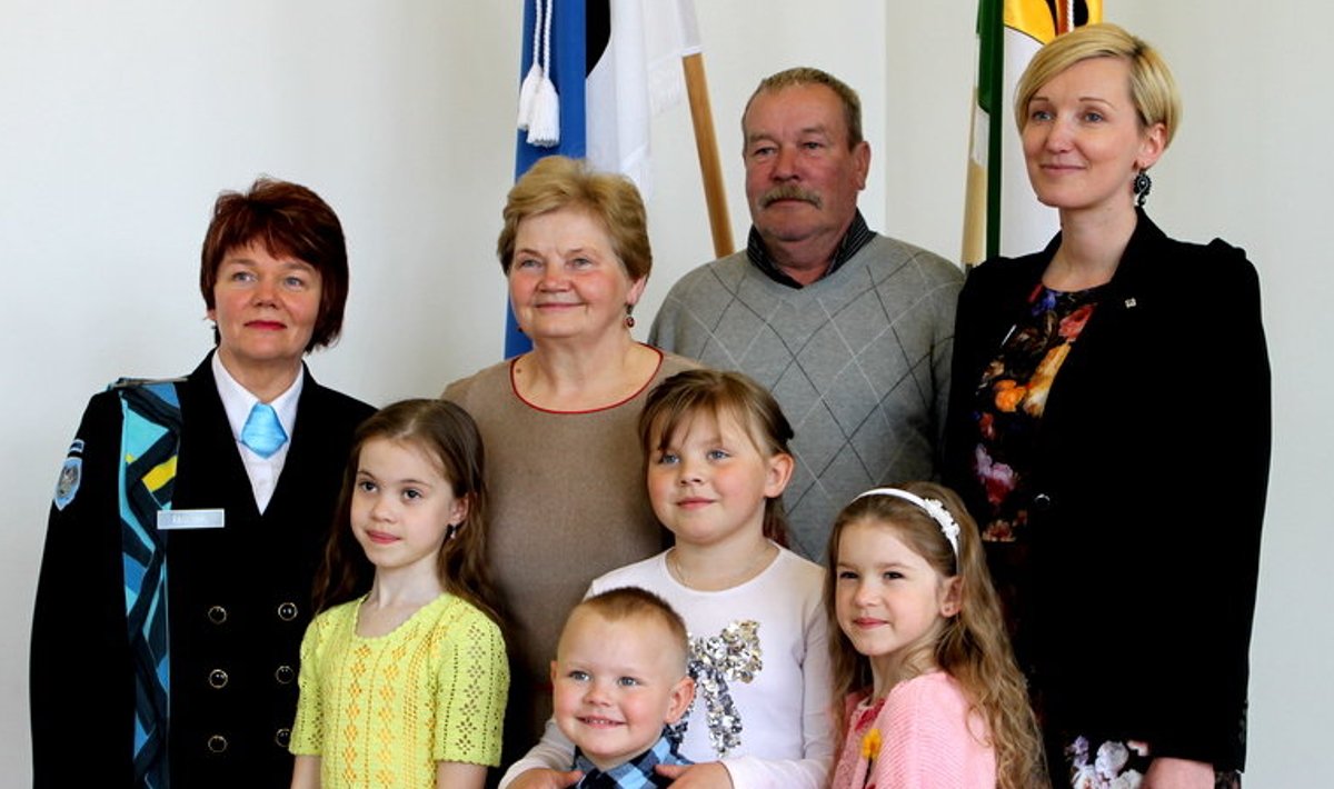 Põlvamaa aasta ema Tiiu Ojasaar abikaasa ja lastelastega ning maavanem Ulla Preeden ja Naiskodukaitse Põlva ringkonna esinaine Esti Taal.
