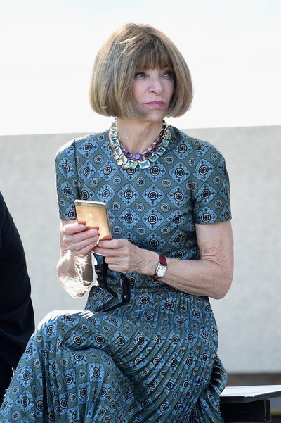 Ameerika Vogue’i veatu maitsega peatoimetaja Anna Wintour kannab põneva trükimustriga kleiti. Peale suurte kividega kaelakee ja praktilise kella pole muid aksessuaare vajagi!