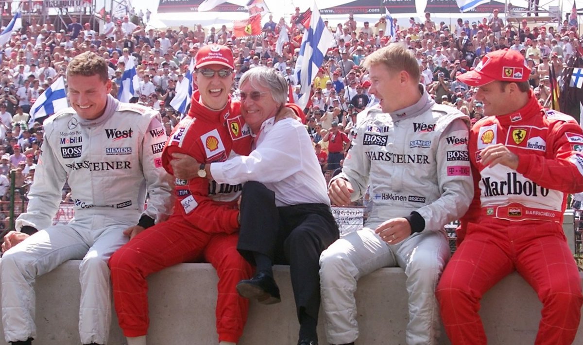 2000. aasta pilt Ungari GP-lt. Bernie Ecclestone embab Michael Schumacherit, kõrval naeravad David Coulthard, Mika Häkkinen ja Rubens Barrichello.